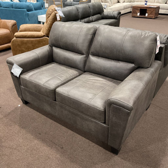 a 9400235 Loveseat Navi smoke