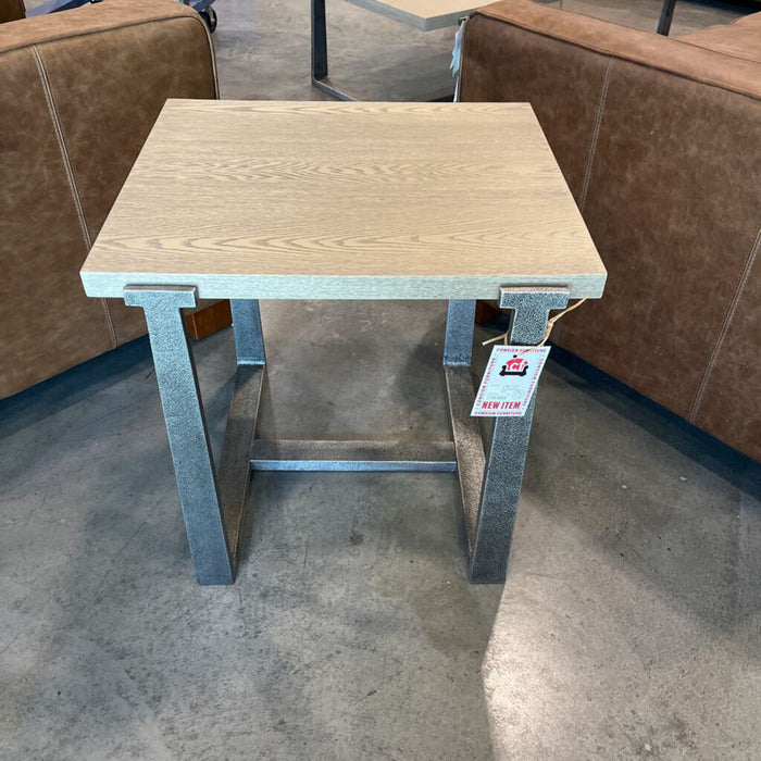 A T965-3 End Table Dalenville