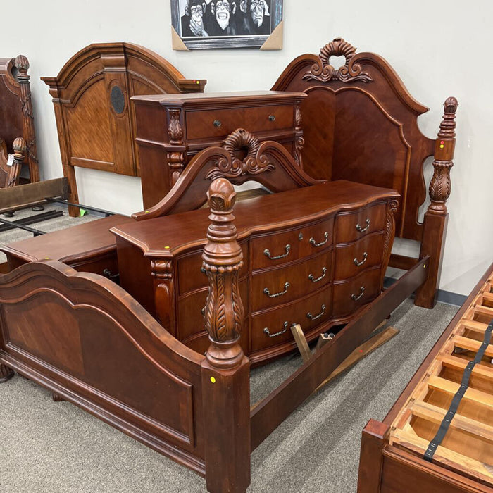 Cherry 5pc. Qu. Bedroom Set
