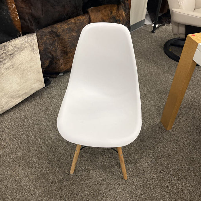 4 white chairs