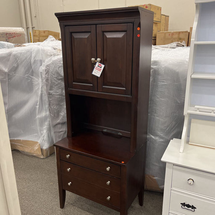 3 drawer caninet w/ Hutch