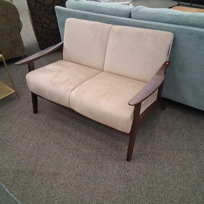 H 1032Br-2 Loveseat