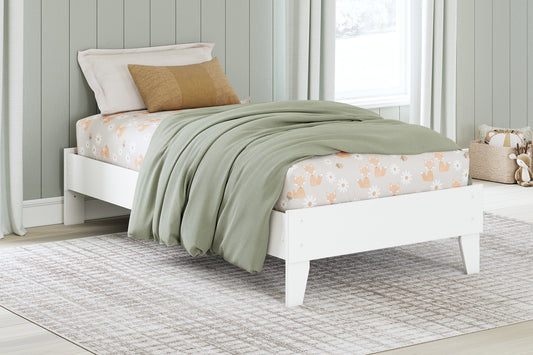 Hallityn Platform Bed