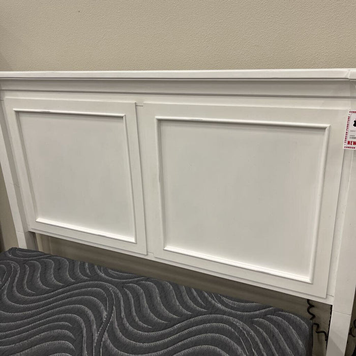 A B683 Queen Bed Shaybrock