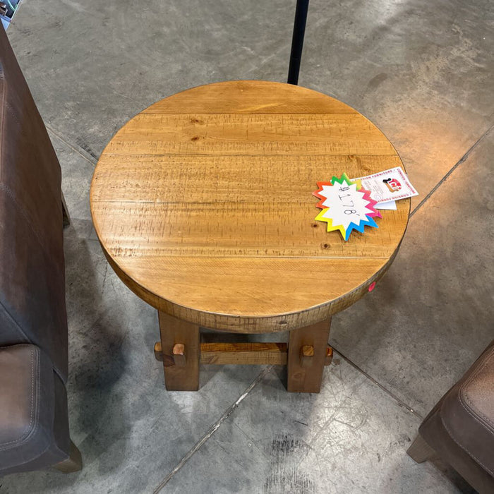 A T724-6 Round End Table Mackifeld
