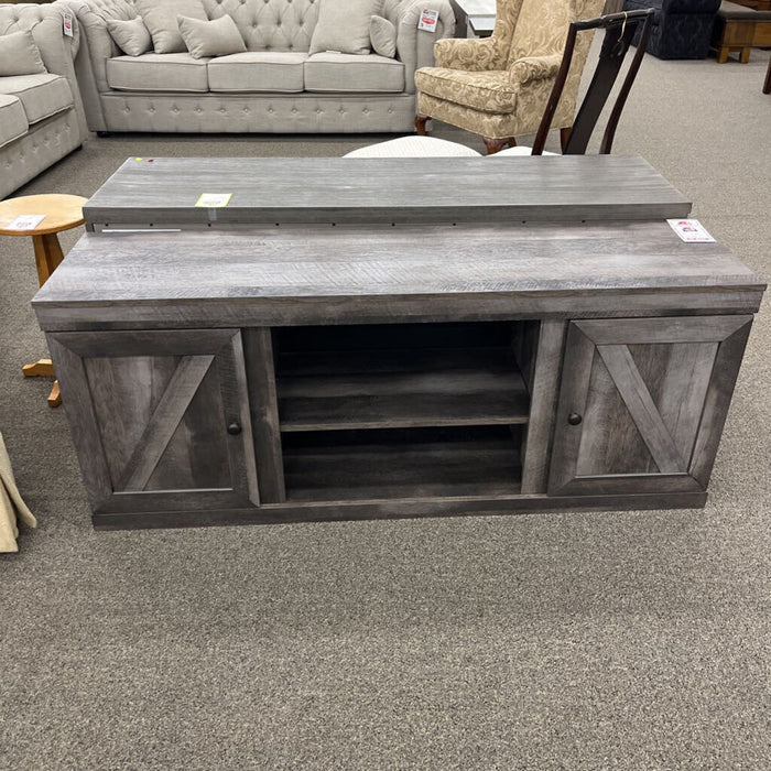 A Ew0440 TV Stand Wynnlow