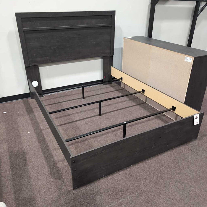 A B2589 Queen Panel Bed Belachime