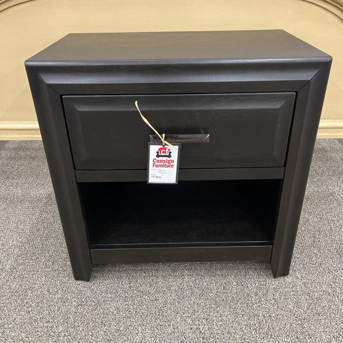 H 1517-4 Nightstand
