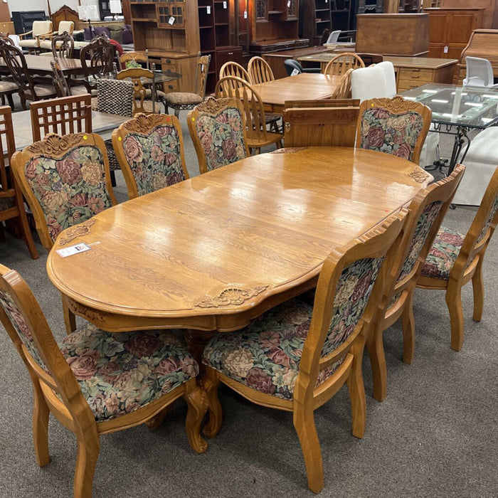 Oak Table w/ 8 Chairs & Leaf