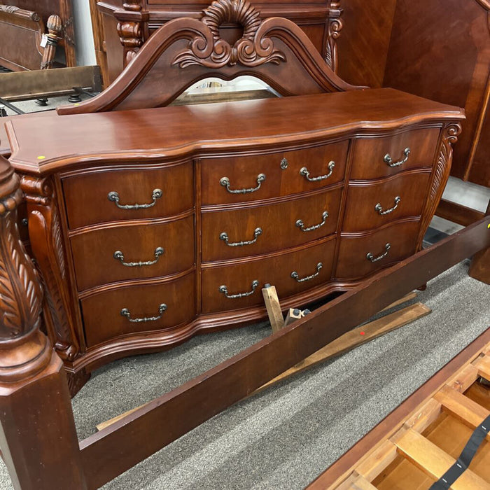 Cherry 5pc. Qu. Bedroom Set