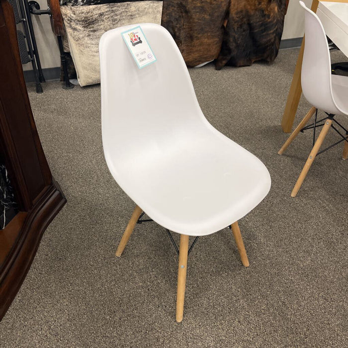 4 white chairs