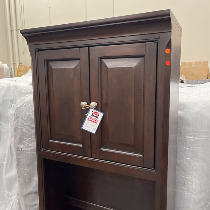 3 drawer caninet w/ Hutch