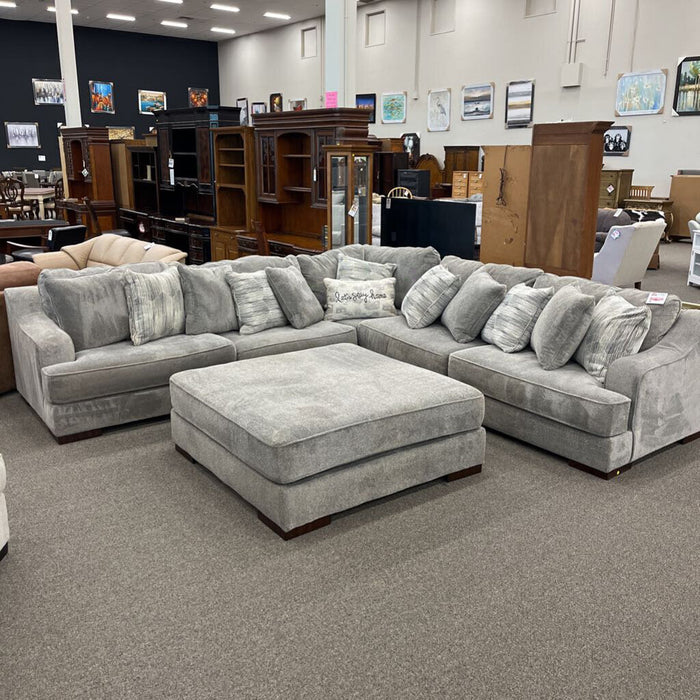 "Bayless" Gray 3pc. Sectional