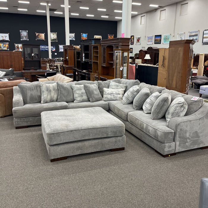 "Bayless" Gray 3pc. Sectional