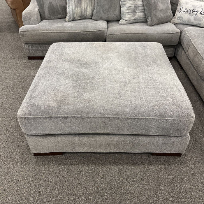 "Bayless" Gray 3pc. Sectional