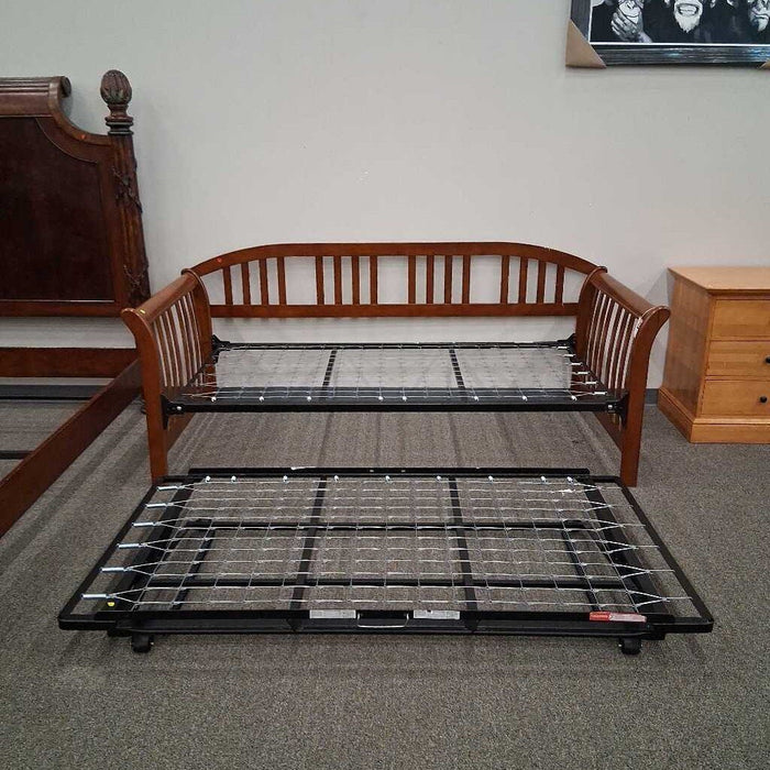 Wood Daybed w/ Trundle