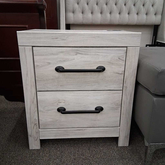 "Cambeck" White Nightstand