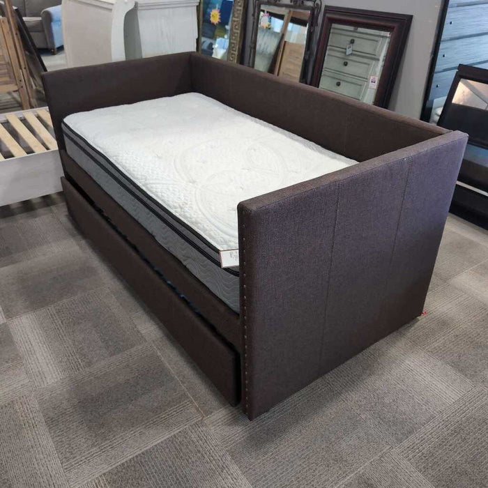 Twin Brown Daybed/ Trundle/ Matt