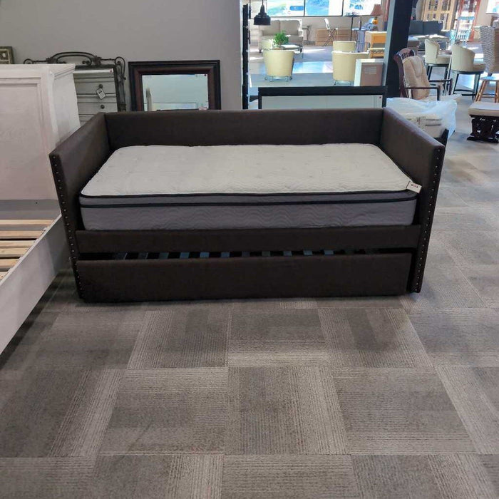 Twin Brown Daybed/ Trundle/ Matt