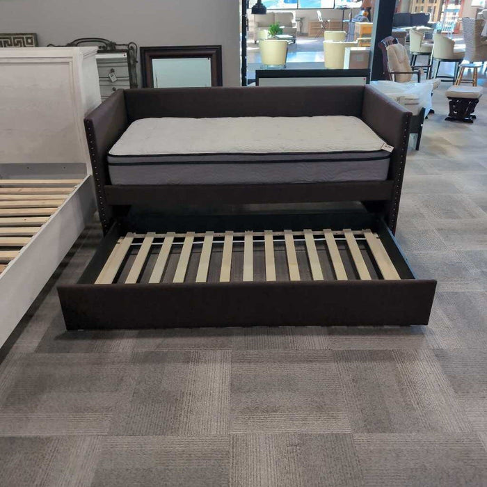 Twin Brown Daybed/ Trundle/ Matt