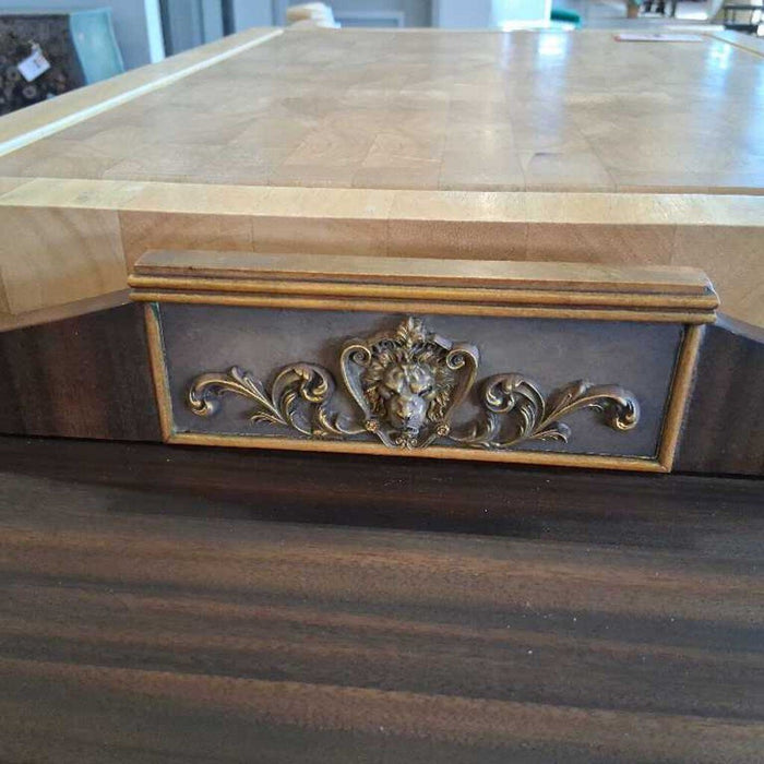 Lion Entry Table