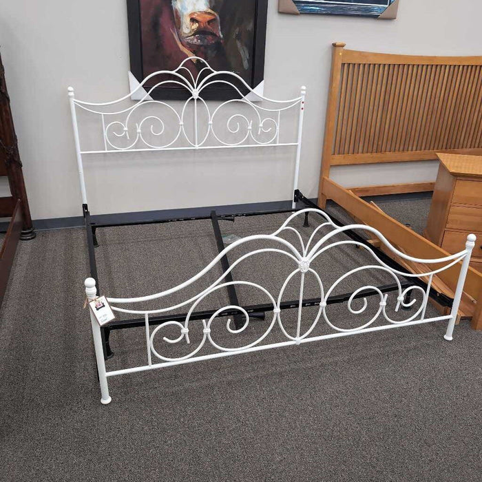 White Metal E.King Bed