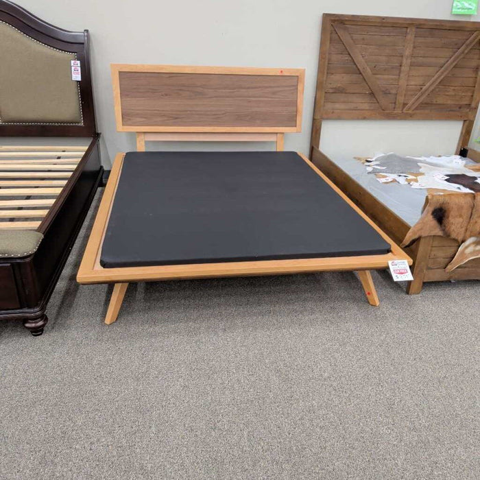 Whttier Wood "Addison" Qu. Platform Bed