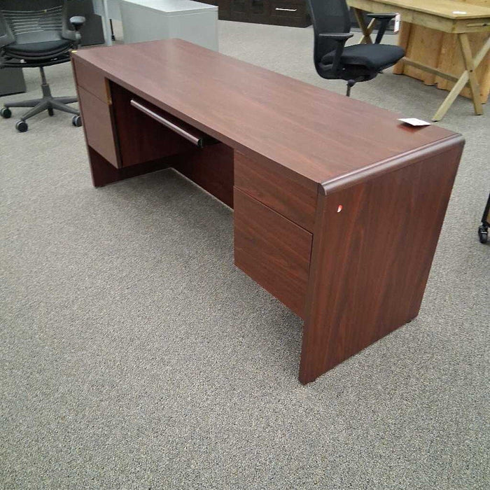Cherry Crendeza / Desk