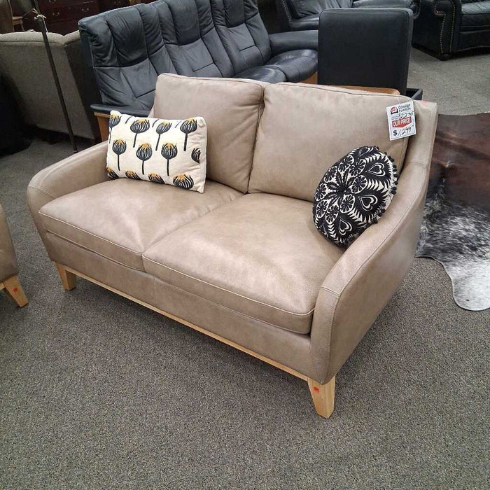 LeatherItalia "Cammack" Loveseat
