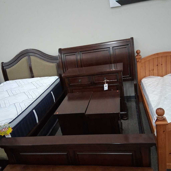 Queen Bed Set w/ 2 Nightsand & Media Chest