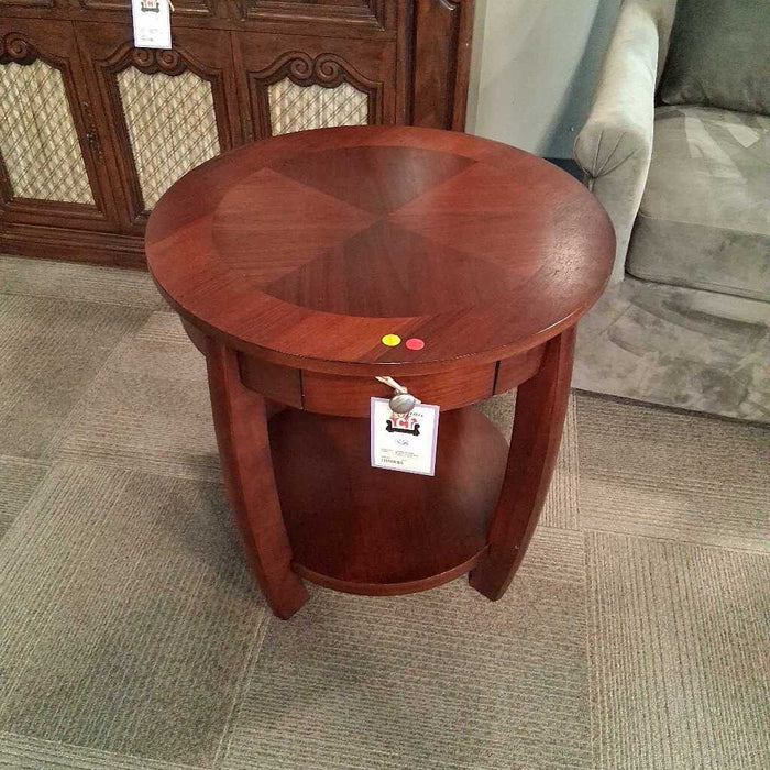 Round Wood End Table w/ Dwr
