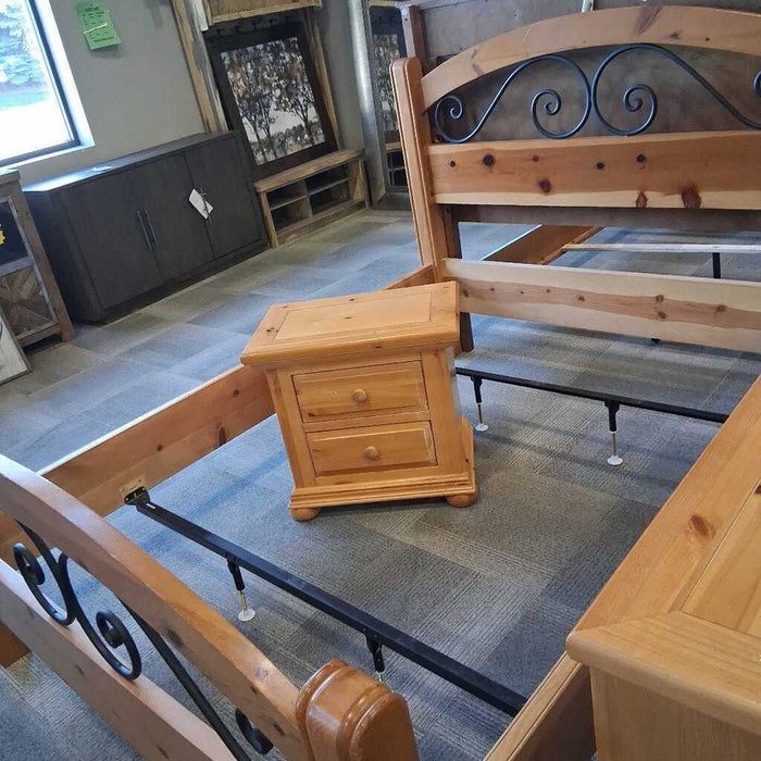 4pc. Pine Queen Bedroom Set