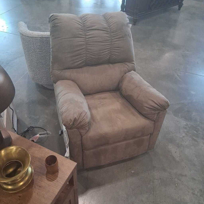A 7500525 Darcy Rocker Recliner Cobblestone