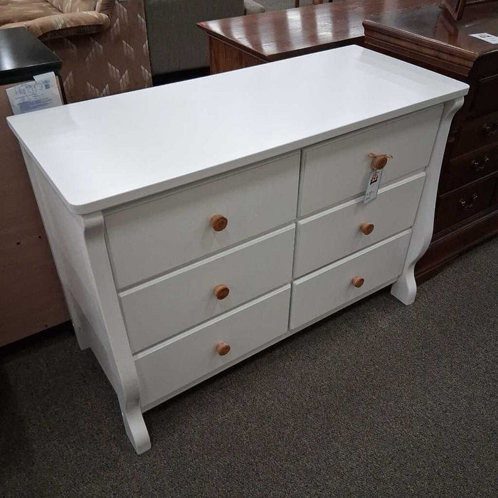 White 6 Dwr Dresser w/ Wood Pulls