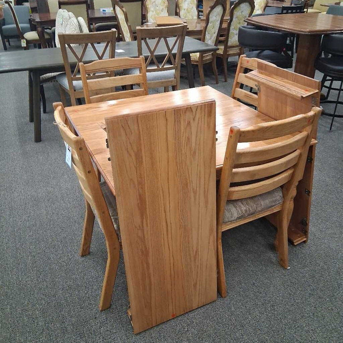 Oak Dining Table w/ 4 Chairs & 2 Leaves