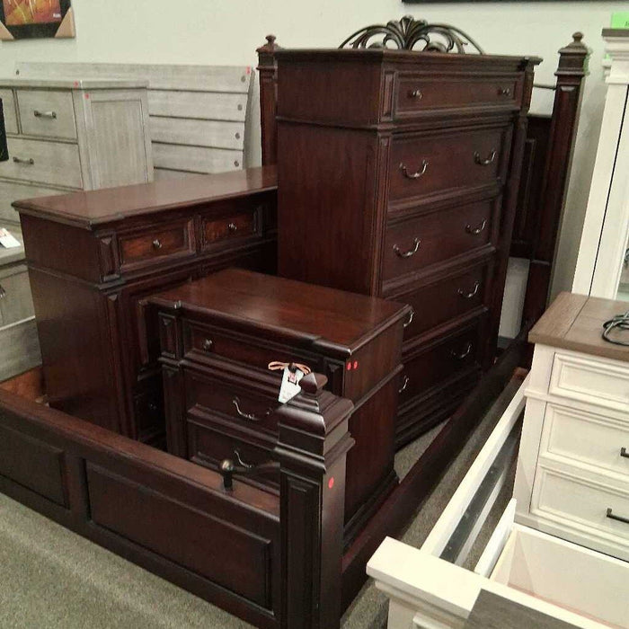 Queen Dark Wood 4/Pc Bed Set
