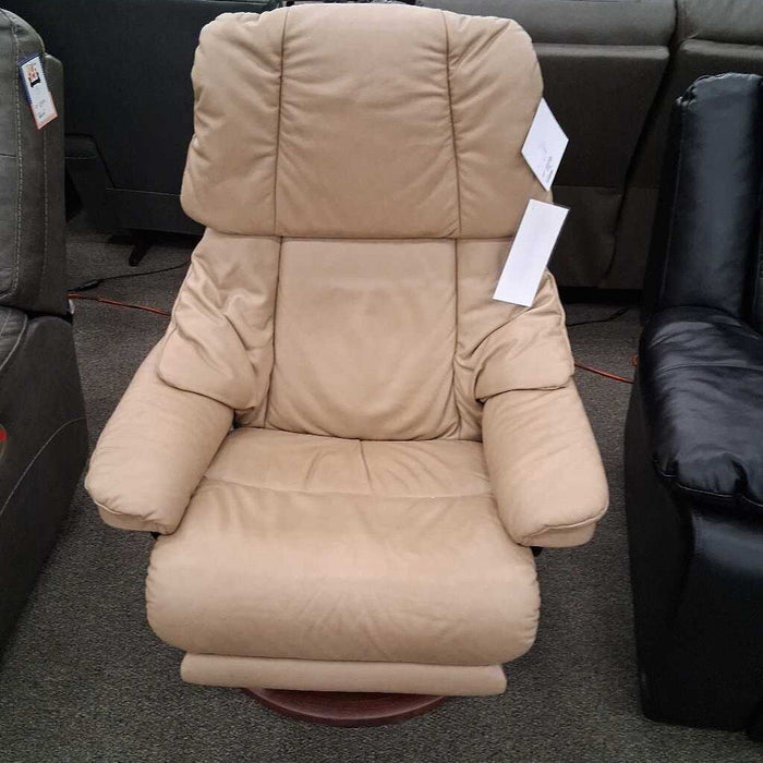Ekornes Tan Pwr Recliner w/ Batt Backup