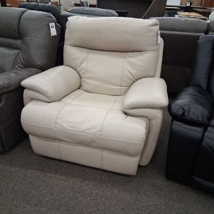 Cream Pwr Recliner (Has Wear)