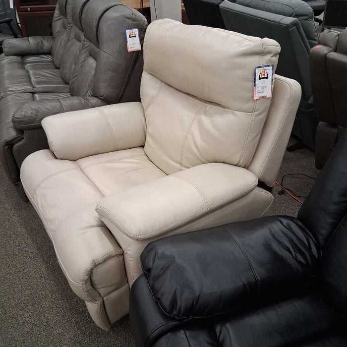 Cream Pwr Recliner (Has Wear)