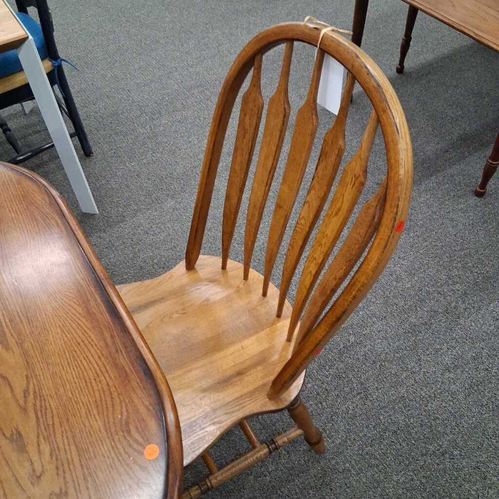 Oak Dining Table w/ 2 Leaves & 4 Chairs