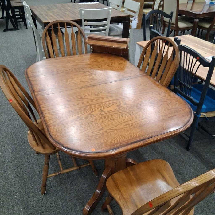 Oak Dining Table w/ 2 Leaves & 4 Chairs