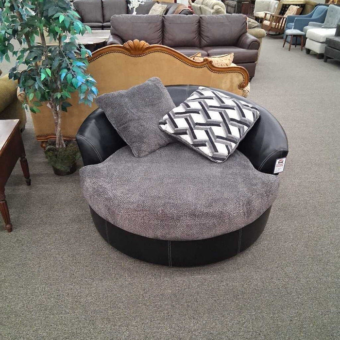 Black & Gray Large Swivel Chair (Has Dmg)