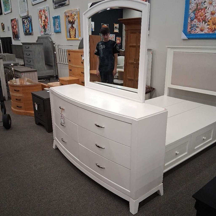 White 6 Dwr Dresser w/ Mirror