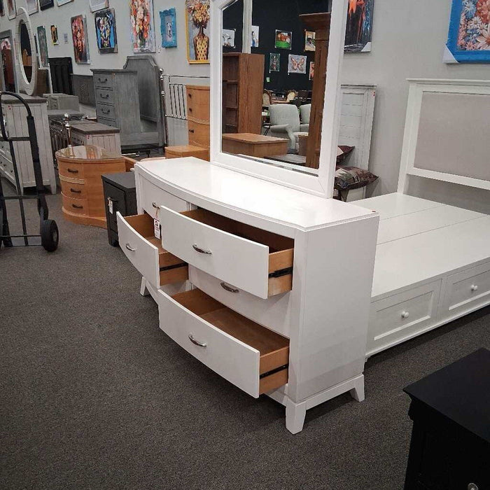 White 6 Dwr Dresser w/ Mirror