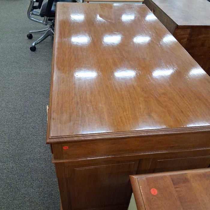 8 Dwr Wood Executive Desk(Crack in Base)