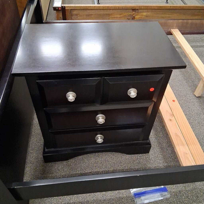 Black Q 4 Pc Panel Bedroom Set
