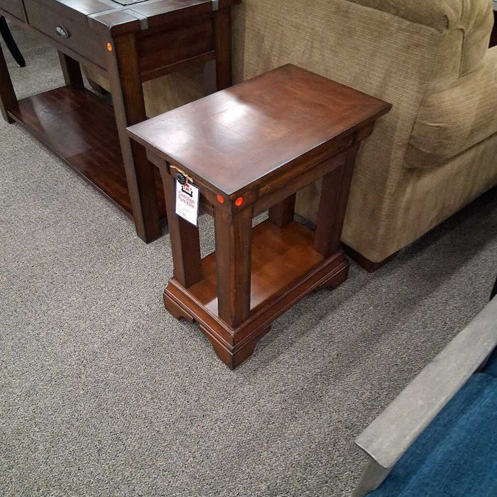 Small Aspenhome End Table w/ Dwr