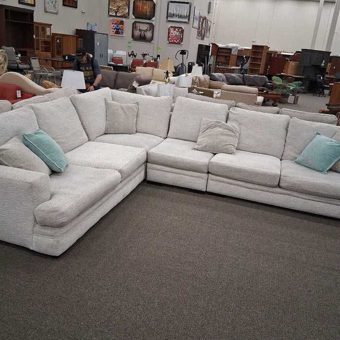 Off White Fabric 4 Pc Secional w/ Cushions