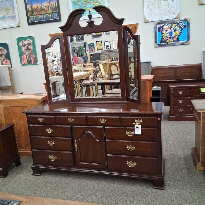 Kincaid Cherry 11 Dwr Dresser w/ Mirror