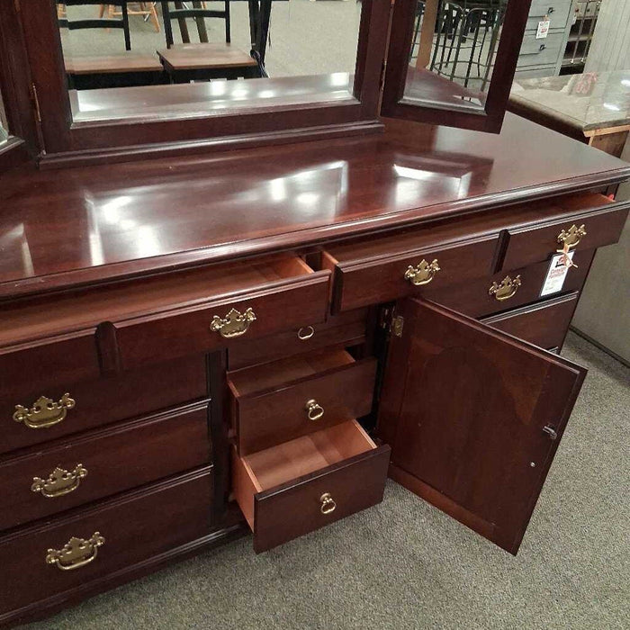 Kincaid Cherry 11 Dwr Dresser w/ Mirror